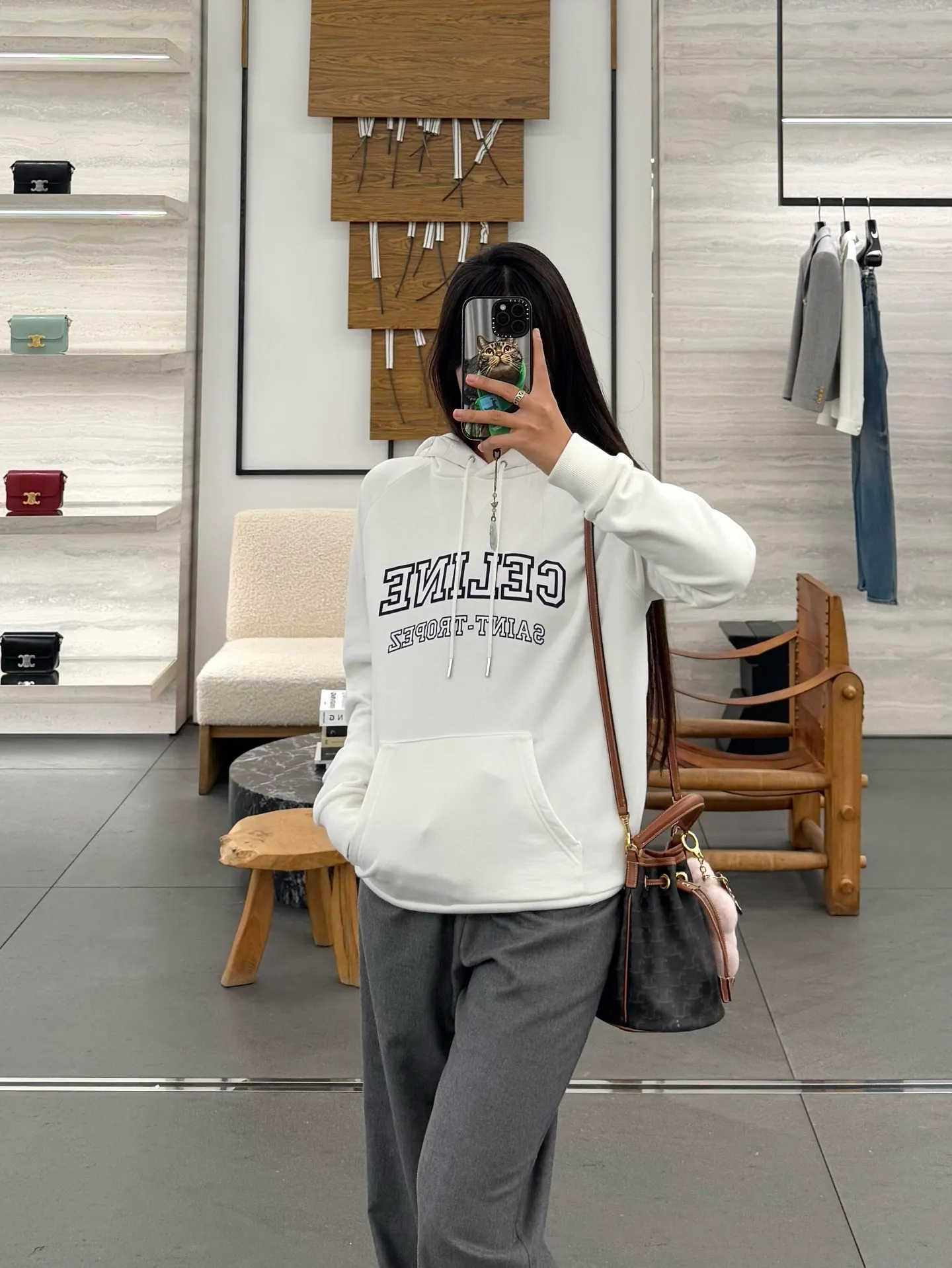 240💰 (women's style) Celine, a luxury brand from France, expresses the fashion industry's connection between culture and sports, represents a new lifestyle, and has won the favor of trendy high-end people with its excellent quality and outstanding style.  2025 new CELINE SAINT-TROPEZ resort-style sports and casual hooded sweatshirt, casual and loose tailoring, gender-neutral, very representative milky white color, inspired by Saint-Tropez, the famous seaside resort in southern France, promotes an exclusive cultural atmosphere, eye-catching and large CELINE word mother, below are the small letters SAINT-TROPEZ, which are all made of dark blue flocking technology. The letters are printed in a hollow shape and given an old and dilapidated effect. The retro atmosphere comes to the face, integrating nautical style and leisure vacation style, creating a hooded sweater that is both luxurious and trendy. 430g cotton terry, custom made in white, size SML 160cm or so, weight 80-100 jins S 165cm or so, weight 100-120 jins M 170cm or so, weight 120-140 jins L